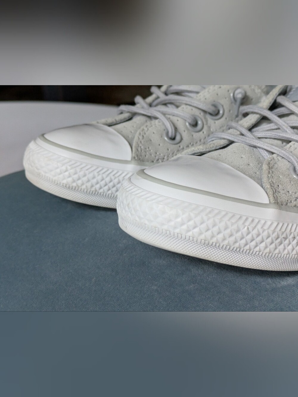 Converse Leather Light Gray Low-Top. Like New. Size 7 - Picture 8 of 12